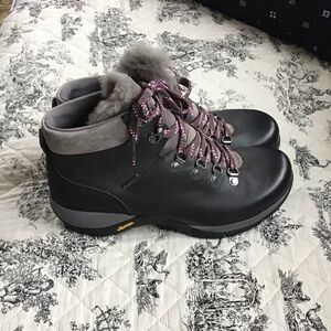 *New*Dansko Vibram Waterproof Black Leather ankle boots! Size 38.